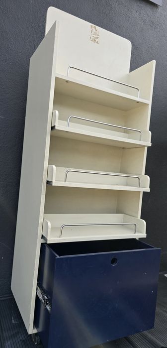 Móvel para exposição de boxers