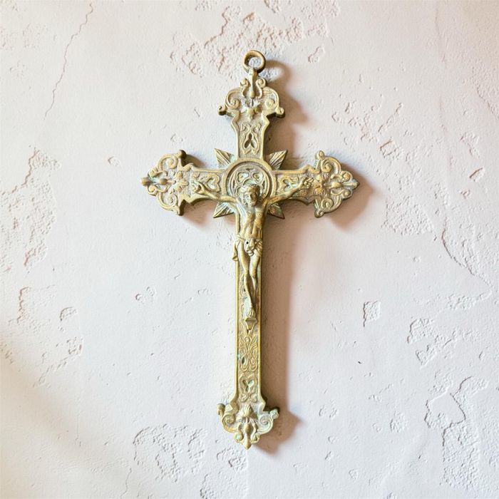 Crucifixo de Parede em Metal Dourado | Peça Religiosa Decorativa