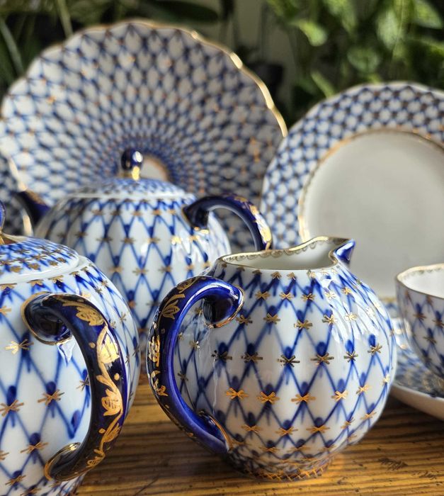 Porcelanowy serwis do herbaty – Łomonosow. Siatka kobaltowa.