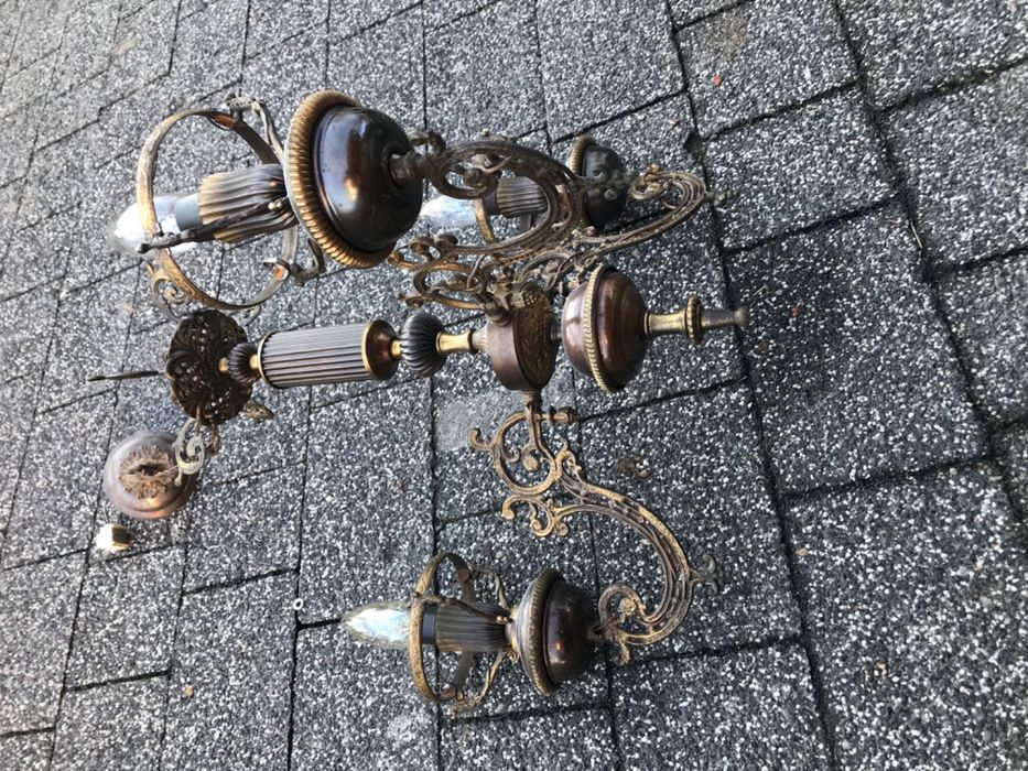 Stary mosiężny żyrandol zdobiony trójramienny