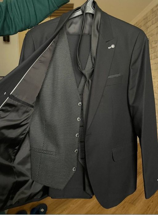 Продам костюм трійку.Р 48-50