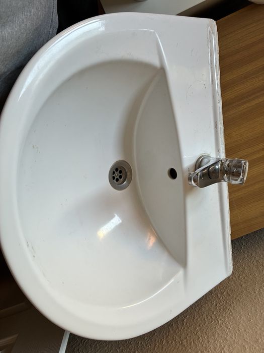 Umywalka Cersanit z postumentem i baterią