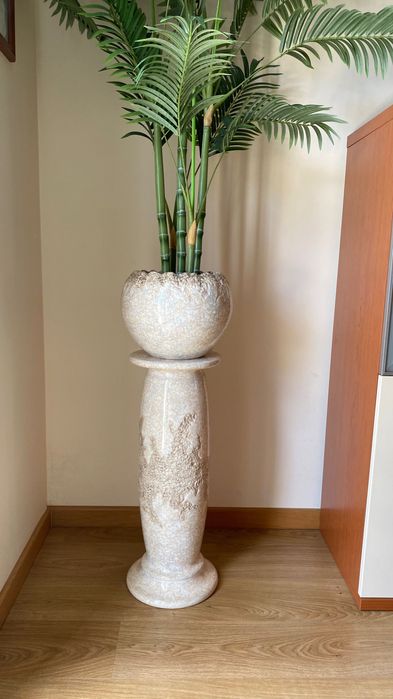 Coluna e vaso de porcelana