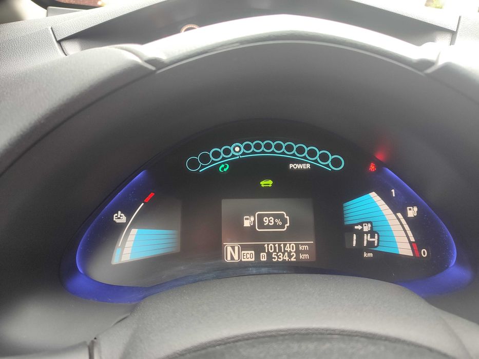 Автомобіль Nissan leaf