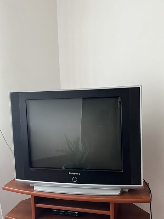 Продається телевізор і тумбочка