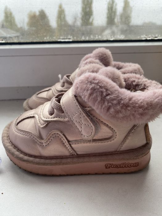 Зммові черевики , уги для дівчинки