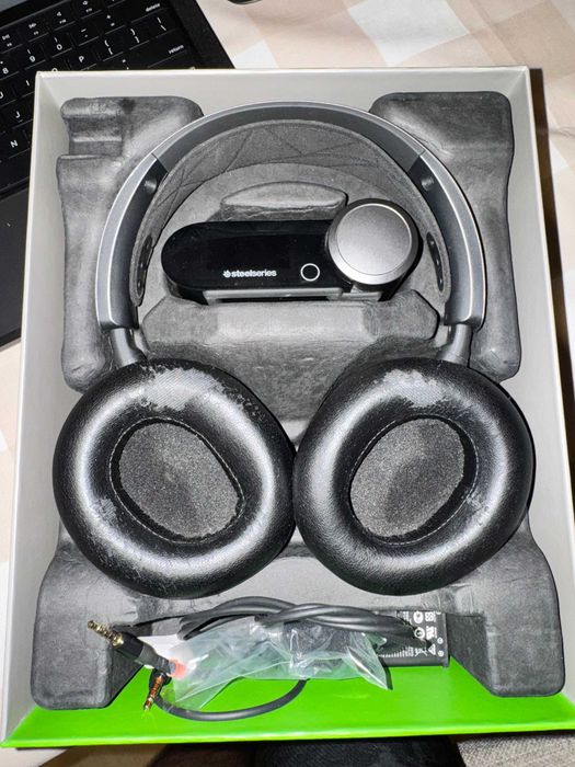 Headset SteelSeries Arctis Nova Pro Wireless (Xbox / PC / PS5) c/ Caixa e cancelamento de ruído