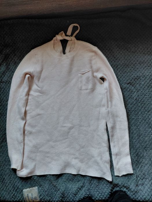 Светлый свитер с кармашком