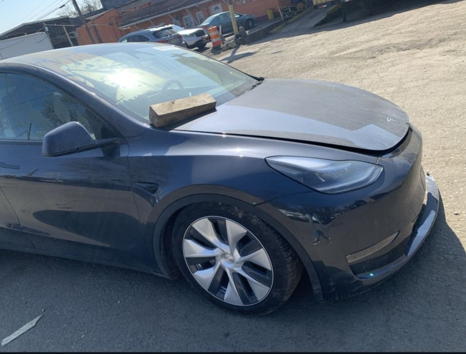 Продам Tesla Y .