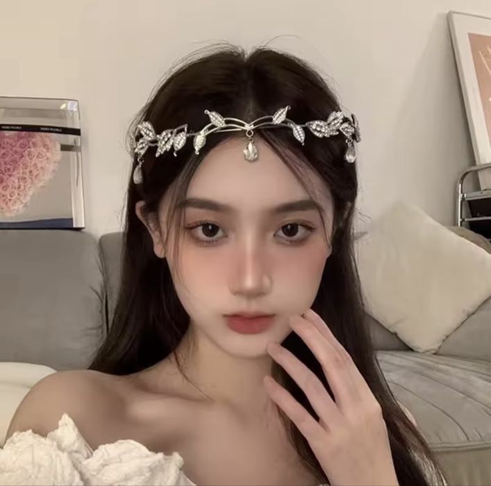 Диадема, тиара, украшение на голову с кристалами