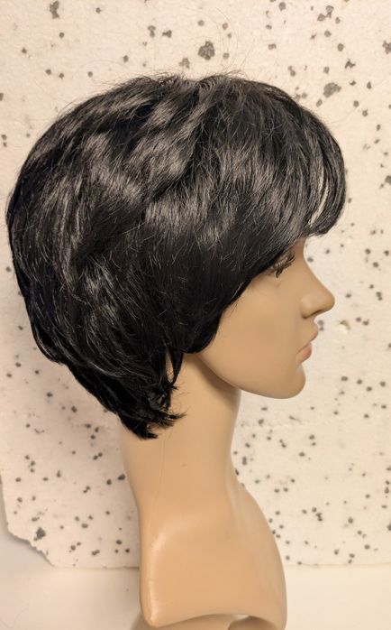 Peruka Krótkie włosy – fryzura bob/pixie, elegancka, ładnie ułożona.