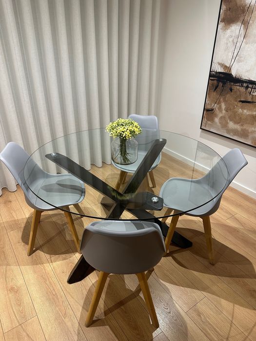 Mesa de jantar, com cadeiras