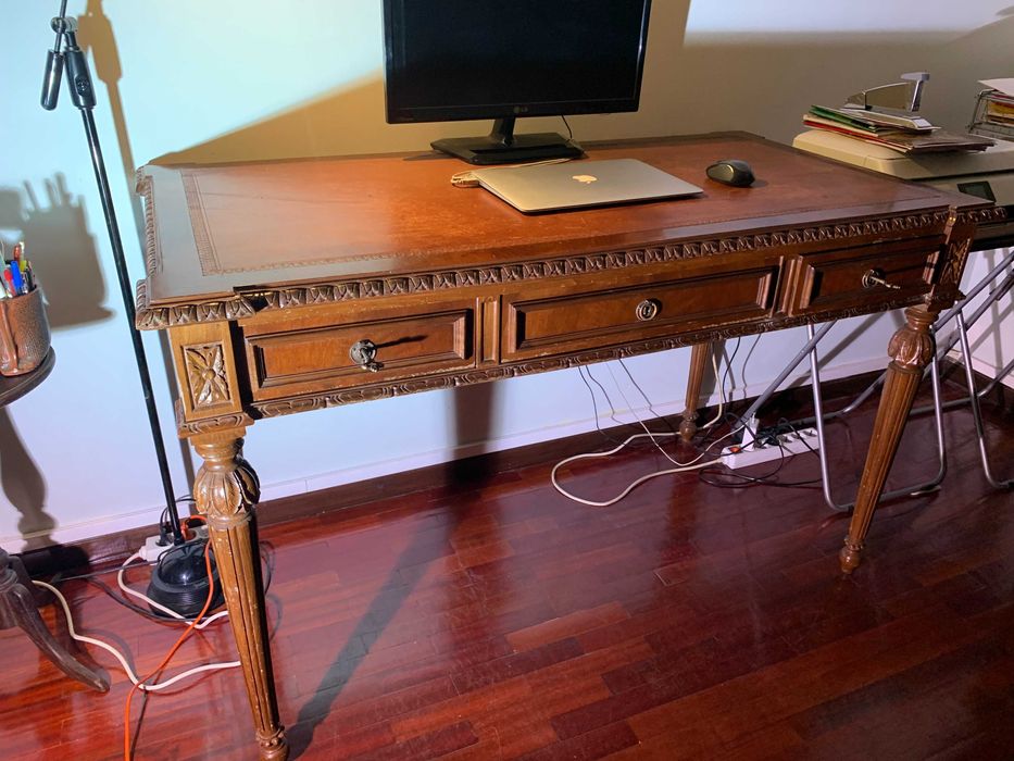 SECRETÁRIA MADEIRA COM 3 GAVETAS E TAMPO FORRADO A PELE