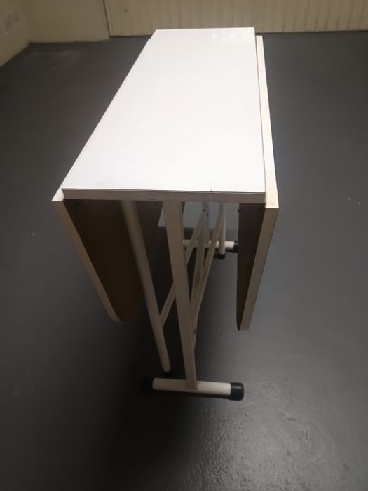 Vendo mesa  gaveta.em bom estado.