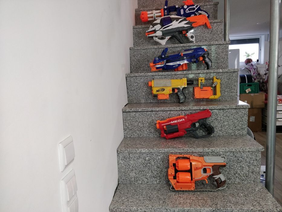 Pistola Nerf Hail Fire com colocação de 5 carregadores