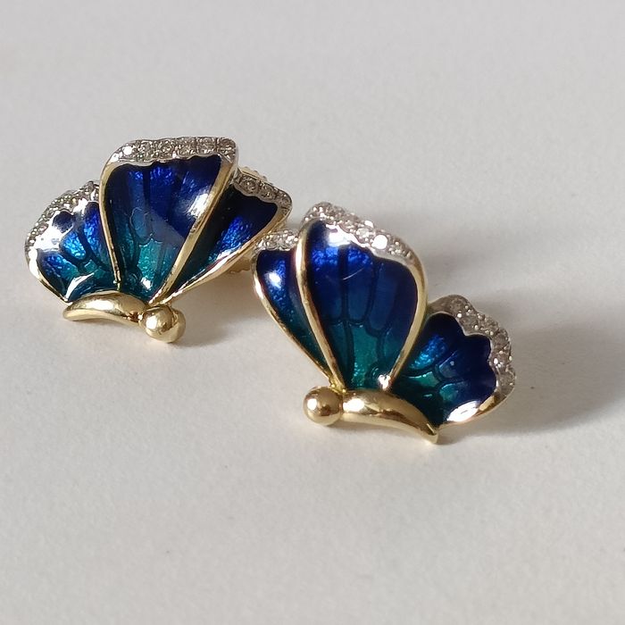 Złote kolczyki w kształcie Motyli