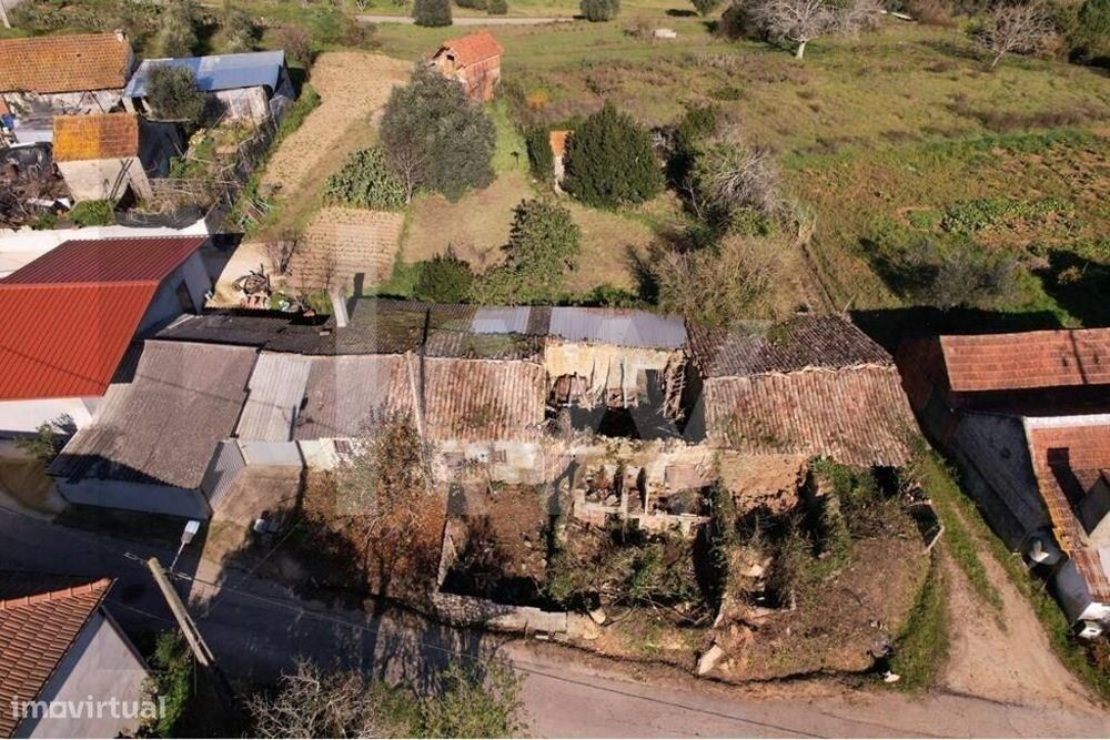 Moradia T2 para recuperar em Santo Ibério, Pombal, Leiria com terreno