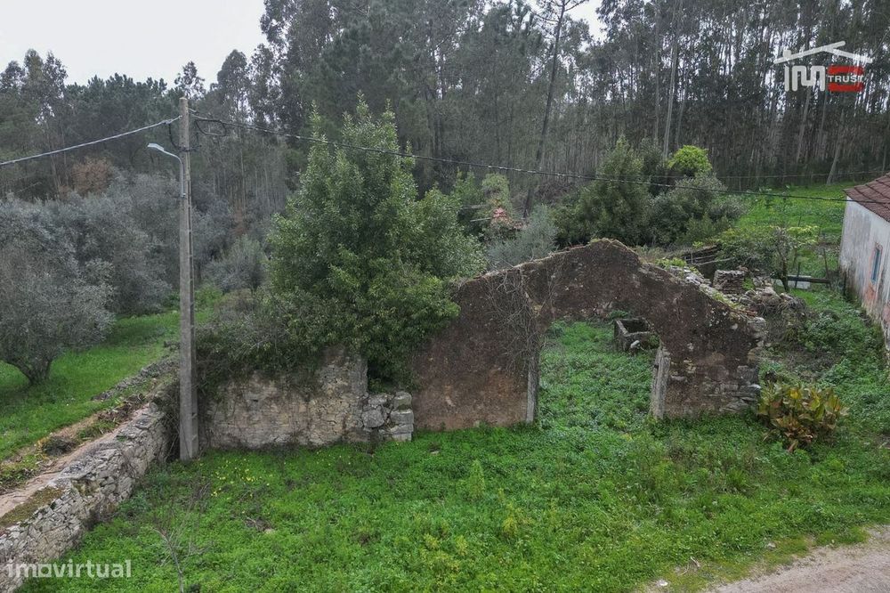 Moradia T2 Para Recuperar Com Area Coberta De 238 M2 E Area Total D...