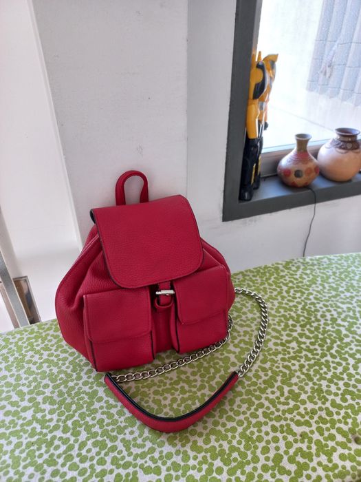 Vendo Mochila de levar ao ombro muito bonita como nova