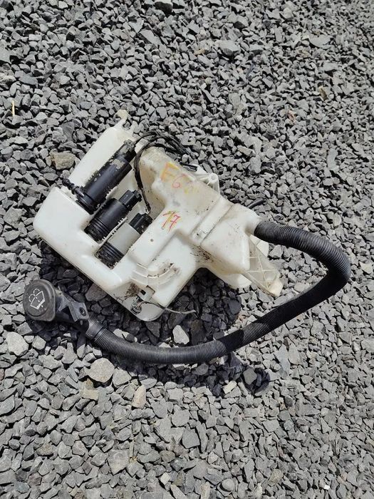 BMW E60 E61 ZBIORNICZEK Spryskiwaczy 3 Pompki Xenon Zbiornik