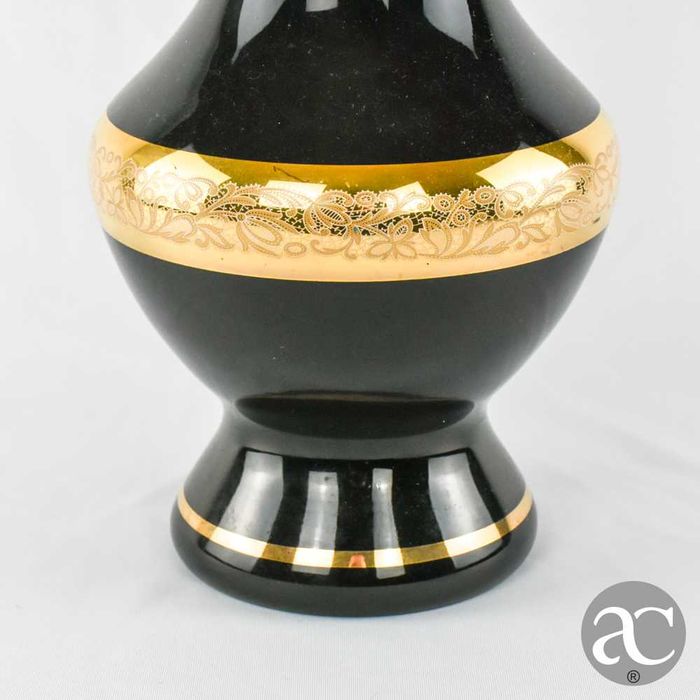 Jarra em vidro opalino preto com ouro 24k e camafeu