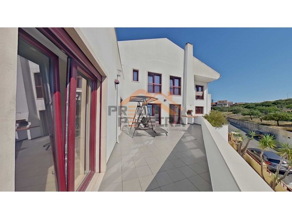 Apartamento T3 duplex remodelado, com box, situado em Casal de Cambra.
