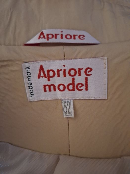 Жіночий бежевий плащ