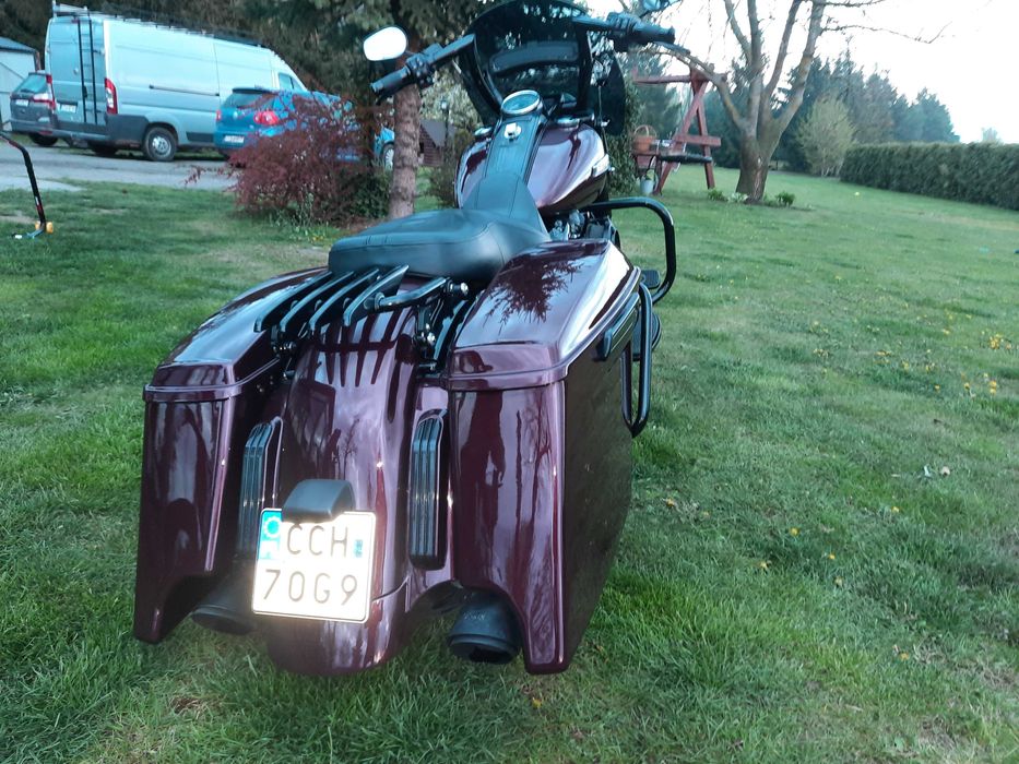 Piekny Harley Road King w stylu bagger