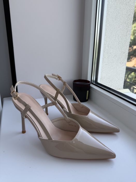 Лаковані туфлі на підборах