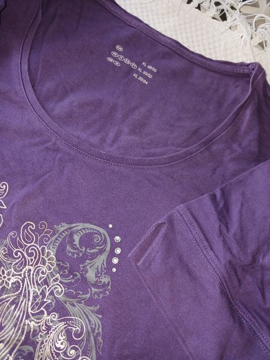Blusa roxa e cinza