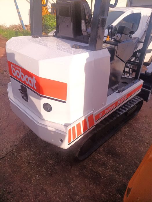 Mini giratória Bobcat 220