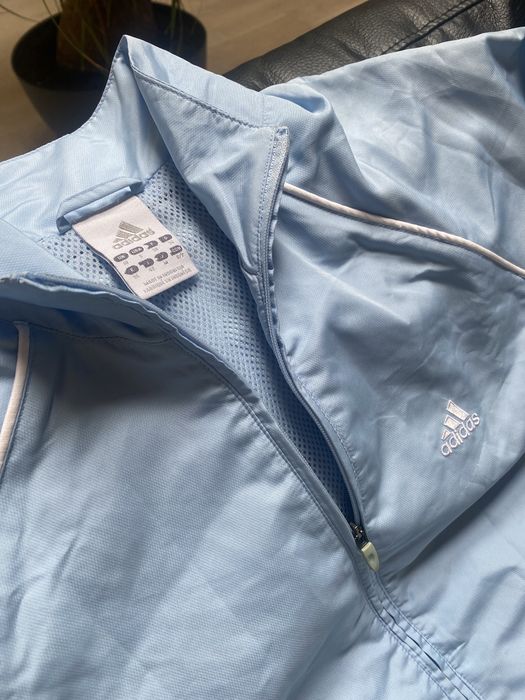 niebieska kurtka Adidas