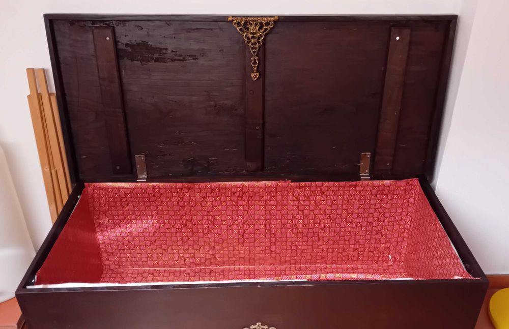 Vendo Arca de Arrumação em Madeira de Castanho