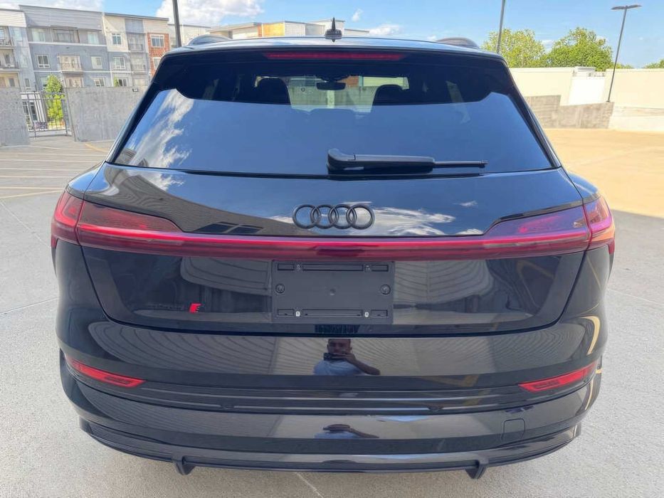 Audi e-tron S      2022