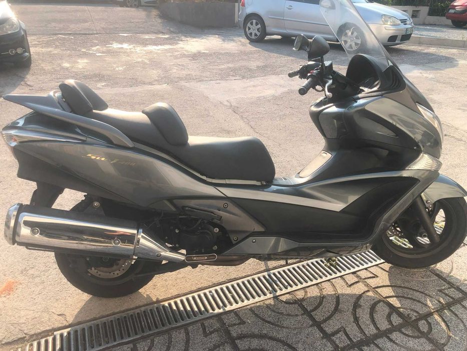 Honda  maxi-scooter SW-400  40cv e ABS