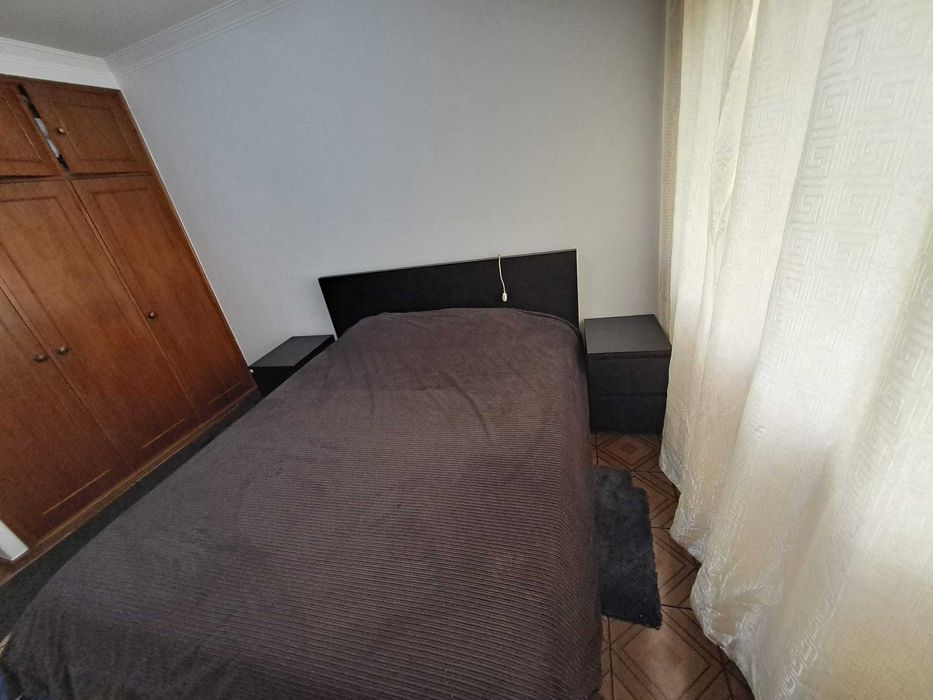 Cama casal com colchão e dois cabeceiras,cómoda branca fica por 40€.