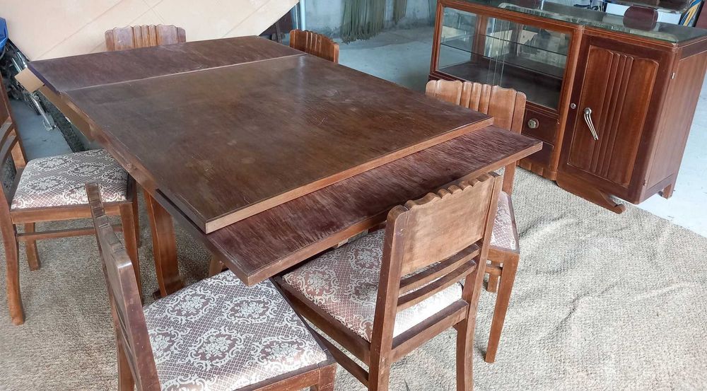 Aparador com mesa e cadeiras