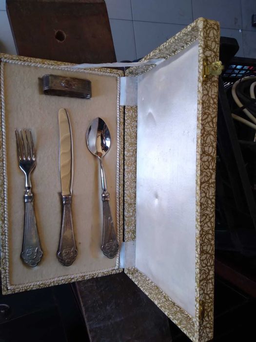 Talheres de prata. Preço por cada conjunto.