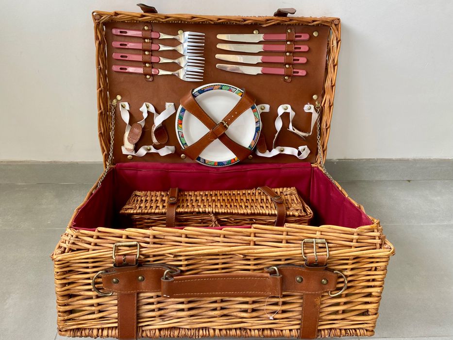 cesto de vime antigo para 4 pé com talheres pratos e correias de couro