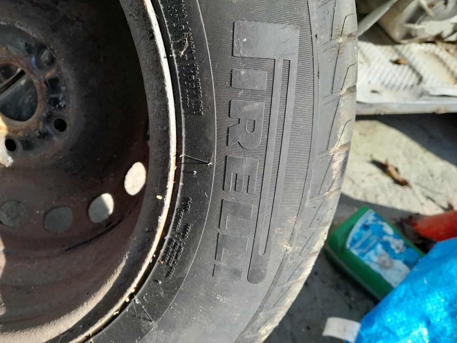 Sprzedam koła z oponami zimowymi i komplet kół z oponami letnimi.