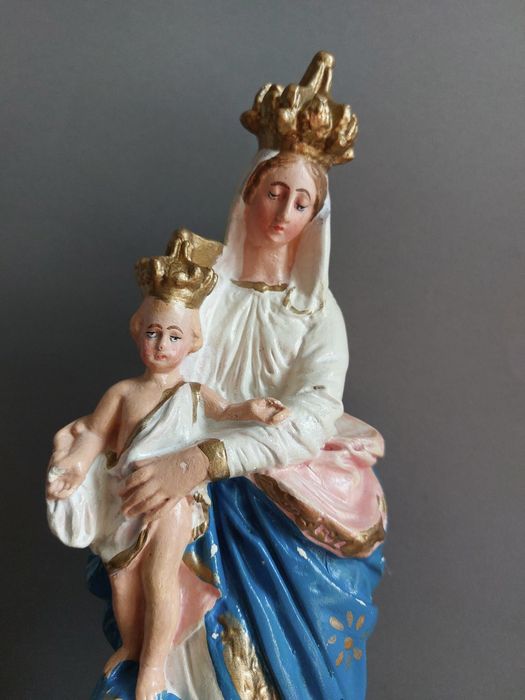 Stara figurka Matki Bożej z dzieciątkiem