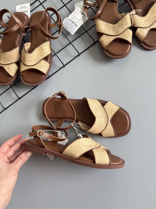 Босоніжки Zara для дівчинки 31 та 32 розміри сандалі