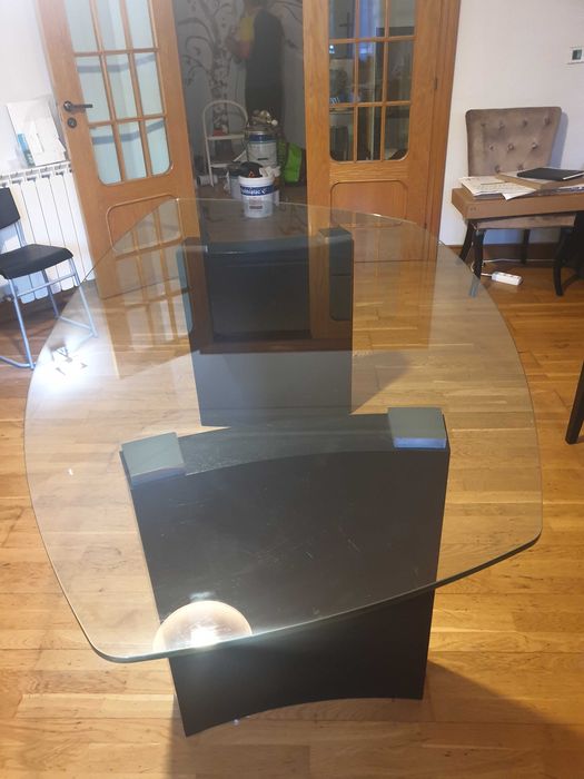Mesa de sala oval assimétrica