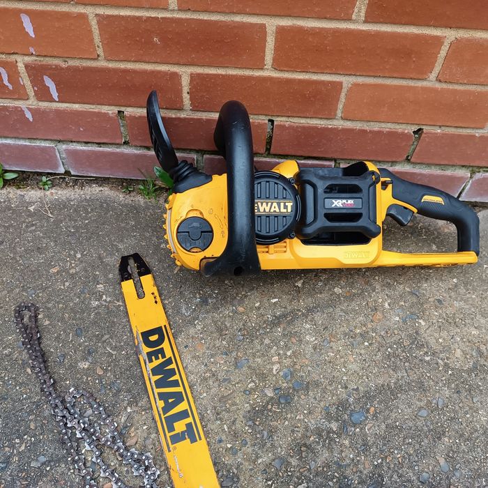 Акумуляторна пила DewaltDCM575