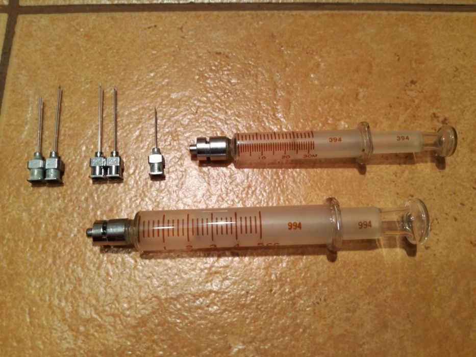 2 seringas em vidro e várias agulhas antigas anos 60-70, em caixa