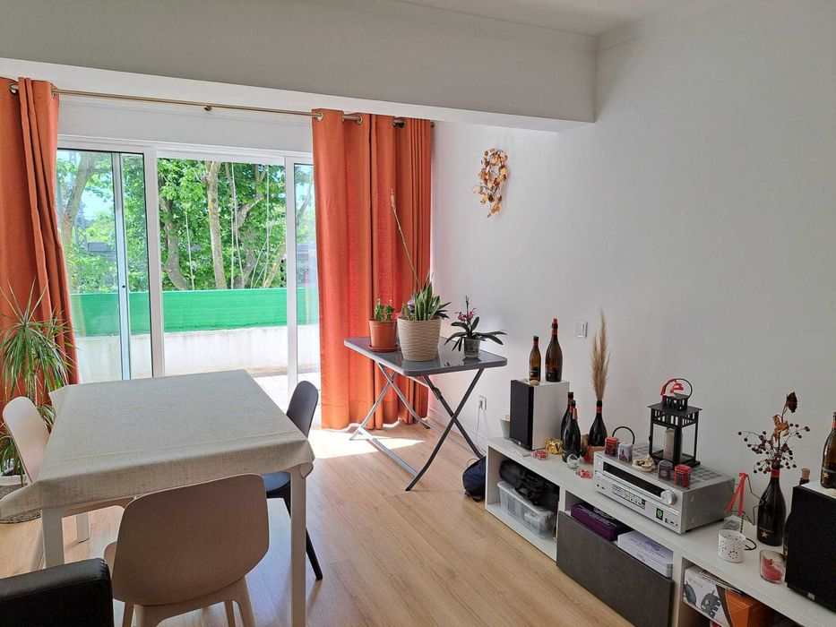 Mobilia IKEA em estado excelente (sala e quarto com cama de casal)