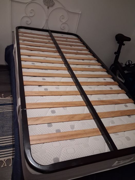 Cama com colchão e extrado