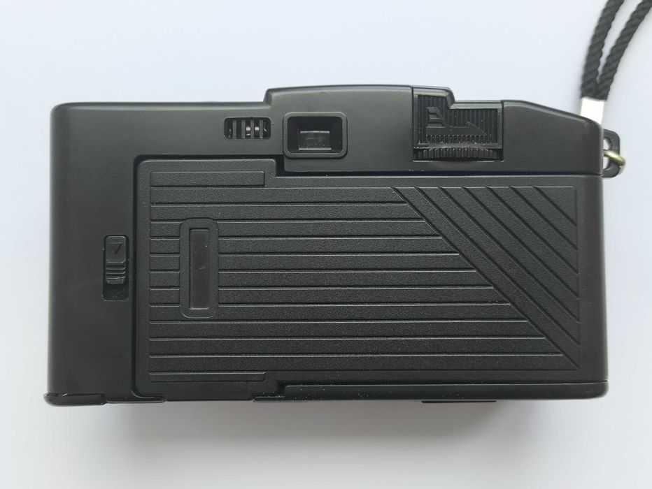 Вінтажний плівковий фотоапарат Optex Starshot II, вироблений у Японії.