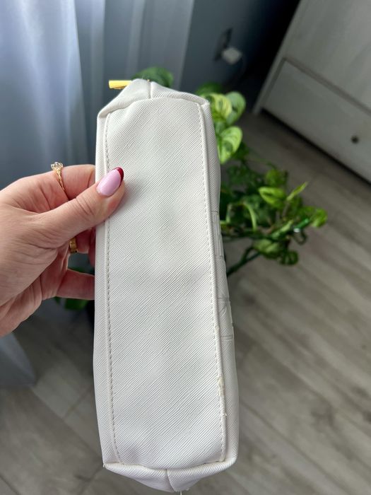 Biała kremowa kosmetyczka Kerastase