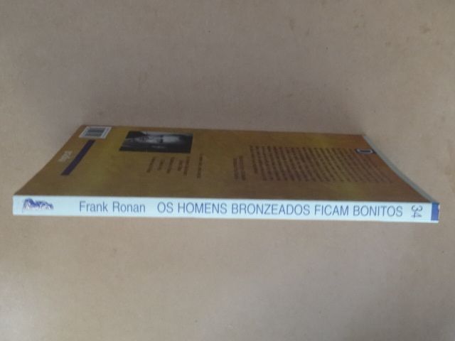 Os Homens Bronzeados Ficam Bonitos de Frank Ronan